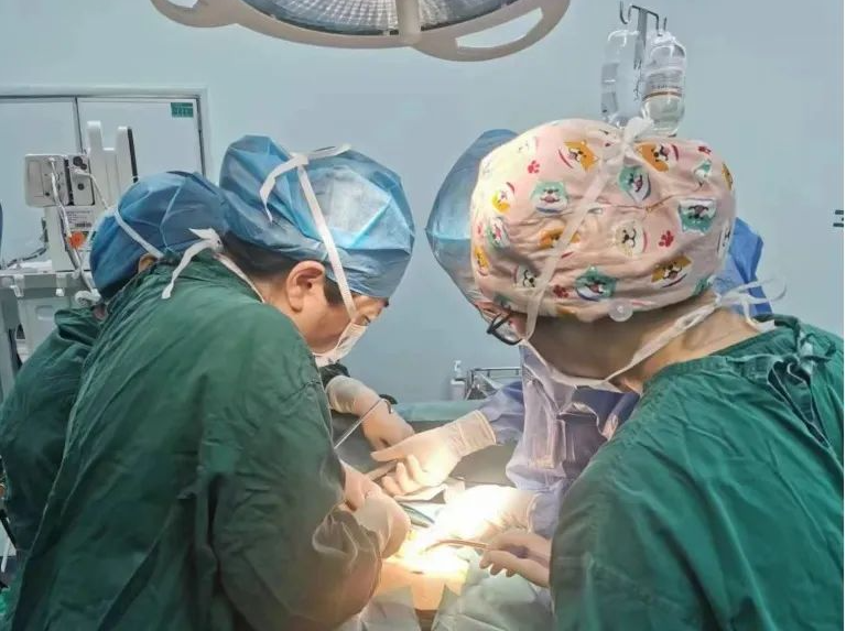 另一个手术间，长沙市第四医院普通外科一病区副主任医师廖洁廖洁带领手术团队为患者进行胃溃疡穿孔修补术。