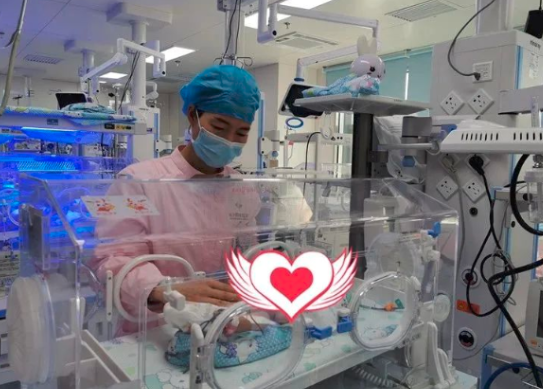 在新生儿科，医护人员就是宝宝的“临时父母”，耐心、精心地护理宝宝。均为长沙晚报通讯员 朱再云 韩露 供图